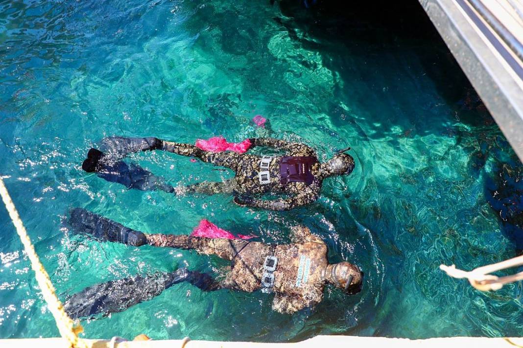 Bunu balıklar yıkansın diye mi denize attın! Deniz dibi temizliğinde 'Pes' dedirten görüntüler... 16